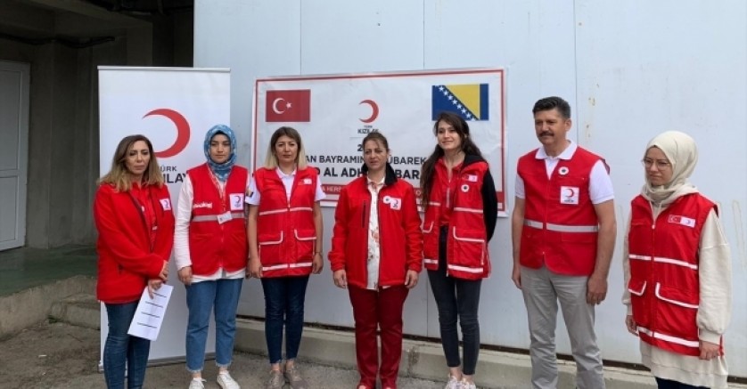 Türk Kızılay, Bosna Hersek'te yetimlere yardım dağıttı