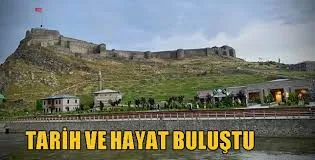 Kars Çayı kenarında akşamın huzuru, kalenin gölgesinde yaşanıyor